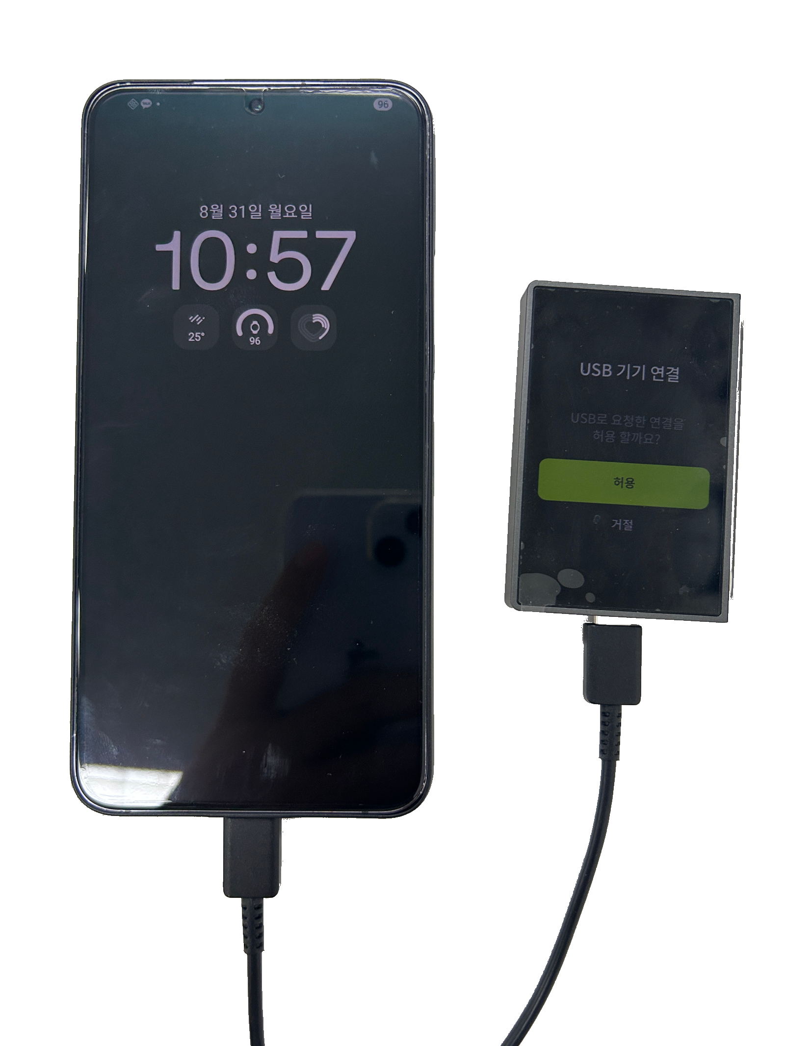 안드로이드 폰과 DCENT X를 USB 케이블로 연결한 모습
